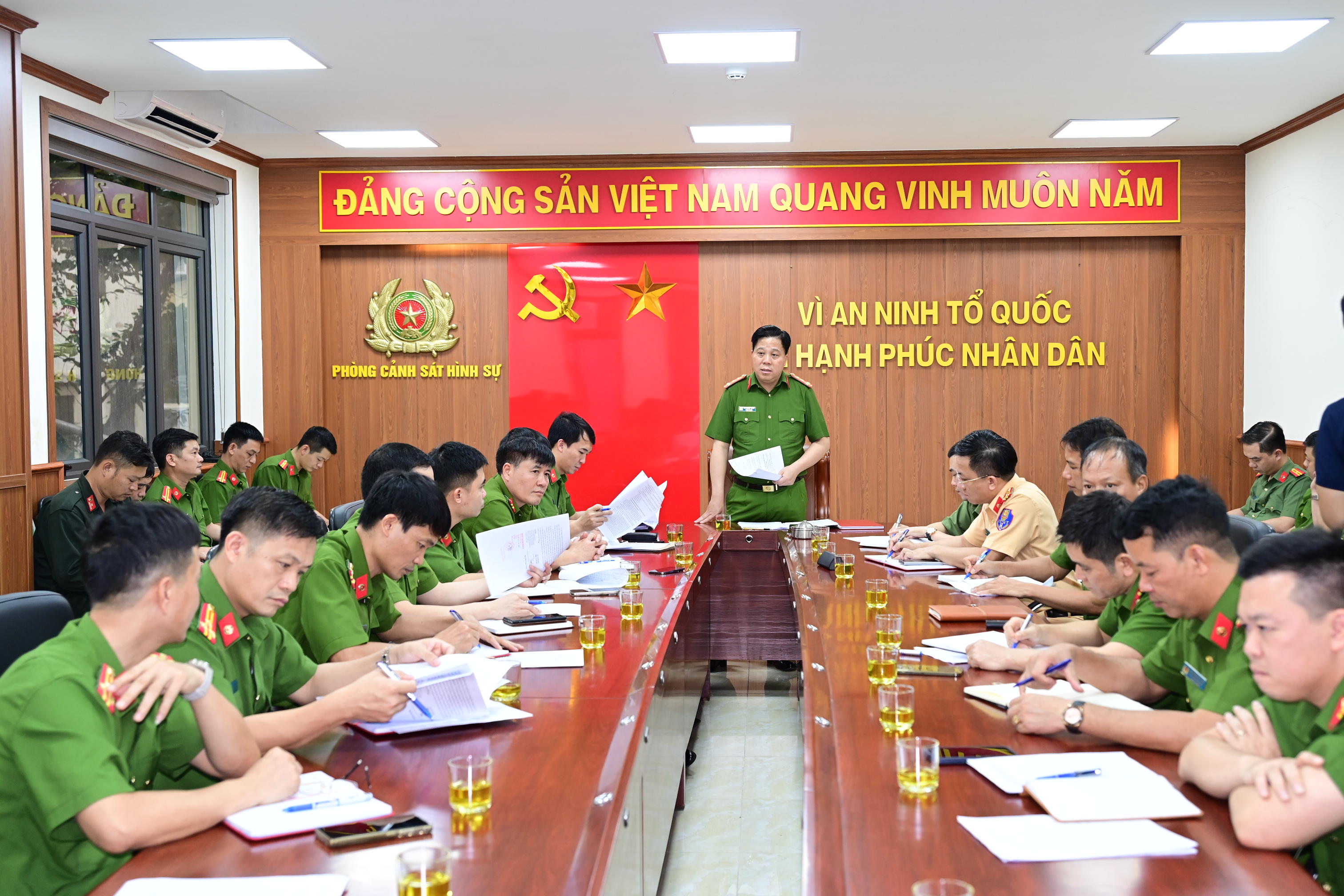 Đại tá Bùi Trung Thành-Phó Giám đốc, Thủ trưởng Cơ quan CSĐT Công an thành phố, làm việc với Phòng CSHS, Công an cấp xã địa bàn trọng điểm